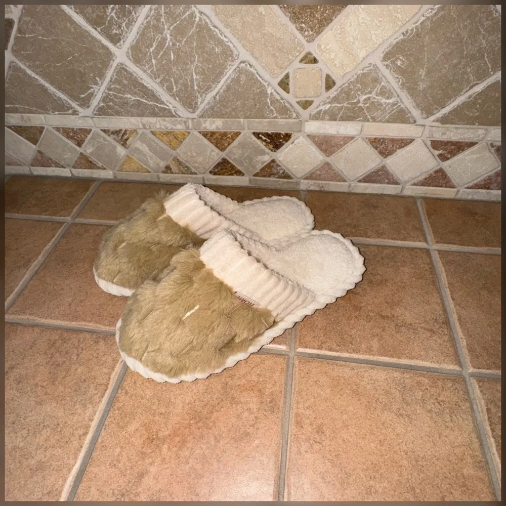 🆕🌟Slippers🌟 - Picture 2 of 10